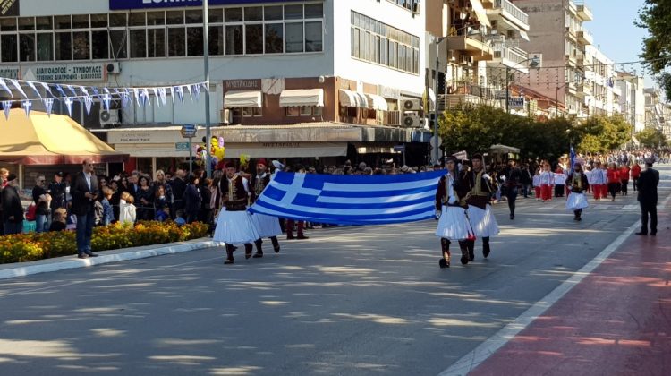 Με την παρουσία χιλιάδων Τρικαλινών η παρέλαση της 28ης Οκτωβρίου